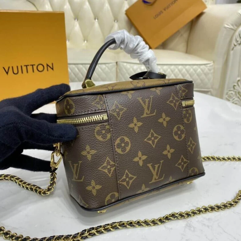 Mythick.ru Goldcolor LV Monogram Vanity PM
