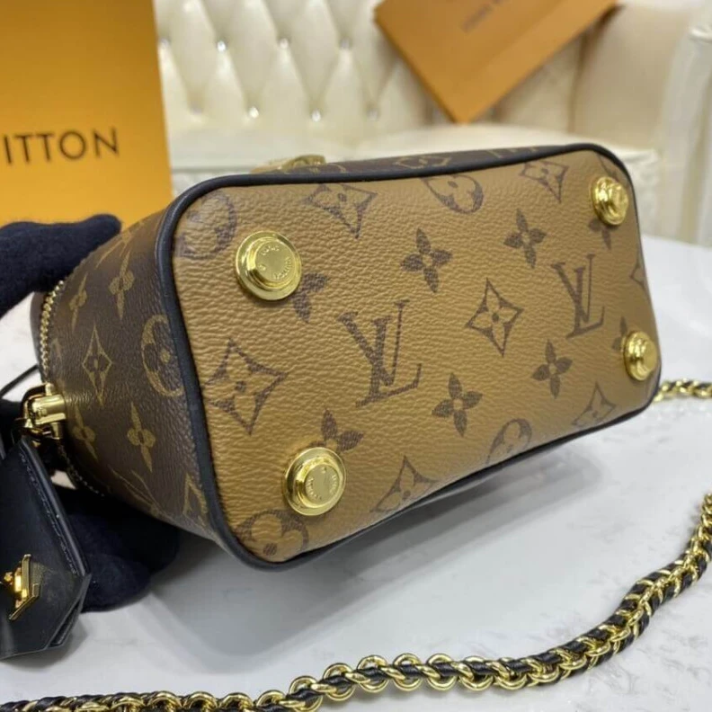 Mythick.ru Goldcolor LV Monogram Vanity PM