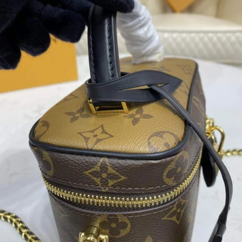 Mythick.ru Goldcolor LV Monogram Vanity PM