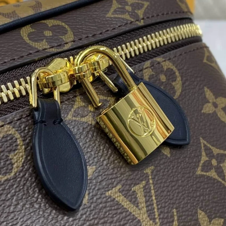 Mythick.ru Goldcolor LV Monogram Vanity PM