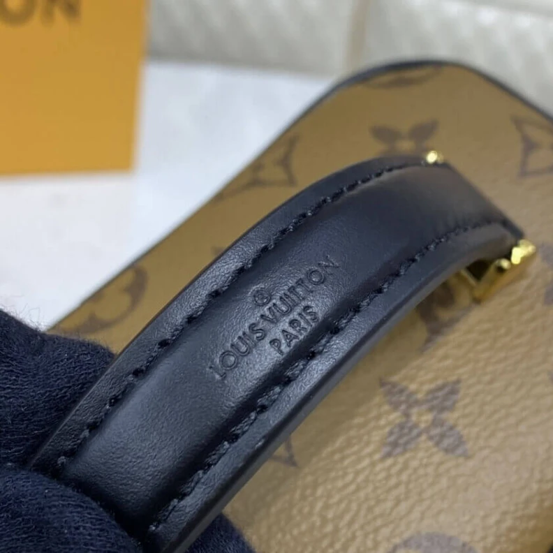 Mythick.ru Goldcolor LV Monogram Vanity PM