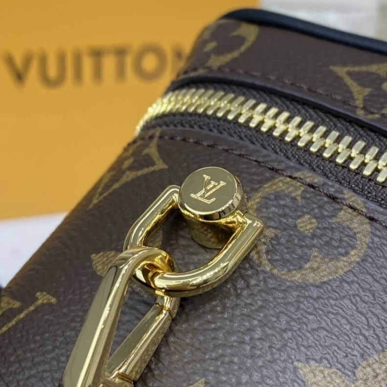 Mythick.ru Goldcolor LV Monogram Vanity PM