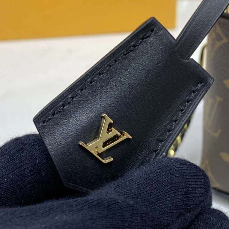 Mythick.ru Goldcolor LV Monogram Vanity PM