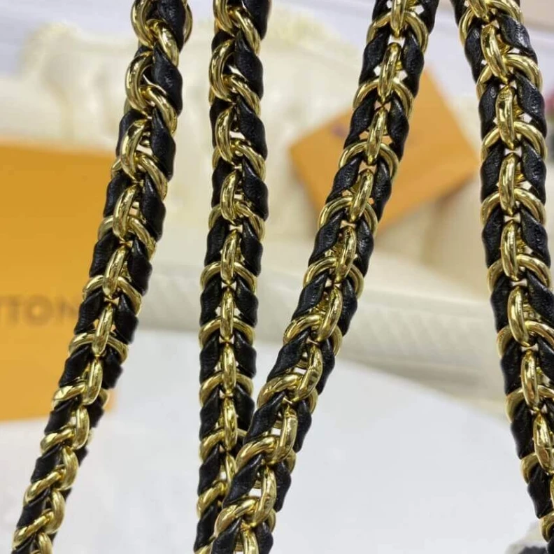 Mythick.ru Goldcolor LV Monogram Vanity PM