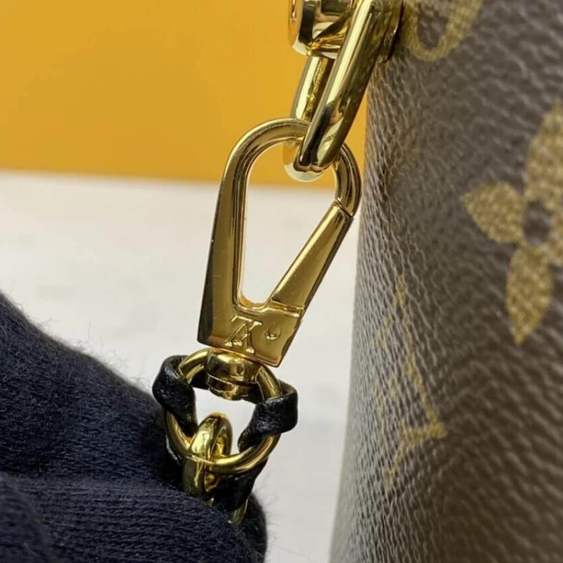 Mythick.ru Goldcolor LV Monogram Vanity PM
