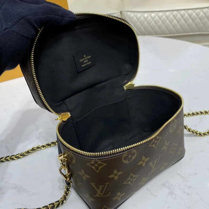 Mythick.ru Goldcolor LV Monogram Vanity PM