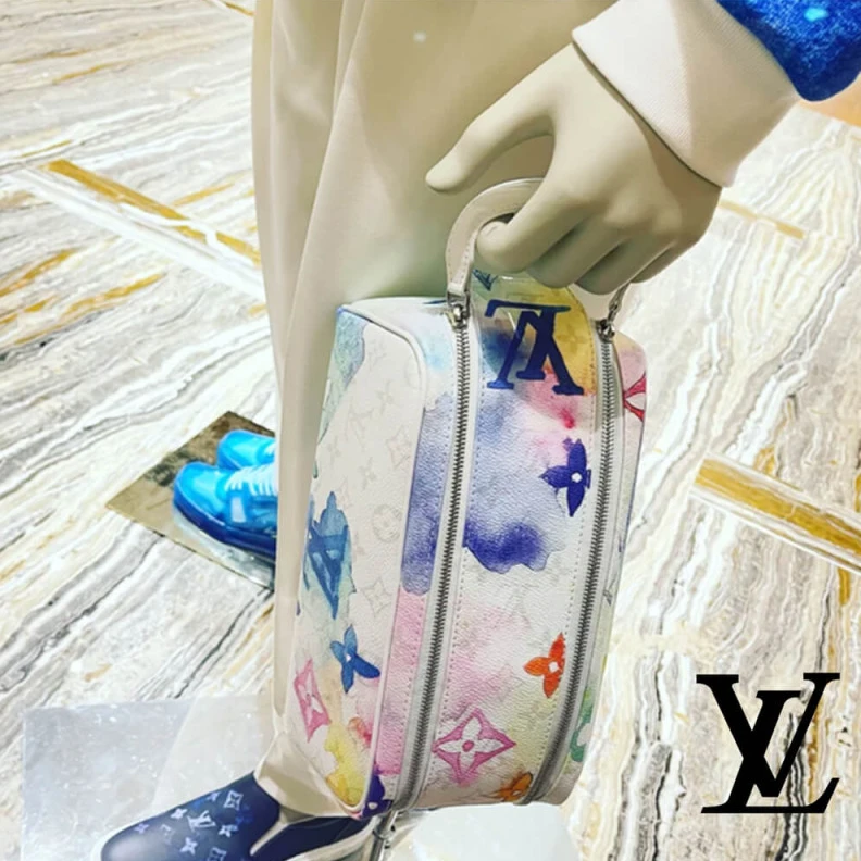 Mythick.ru Large cap Louis Vuitton Monogram Watercolor Multico Dopp Kit