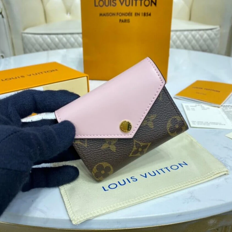 Mythick.ru Pressstud Louis Vuitton Monogram Zoe Wallet Pink