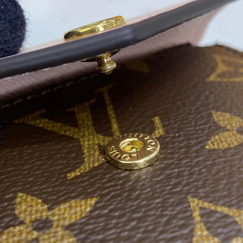 Mythick.ru Pressstud Louis Vuitton Monogram Zoe Wallet Pink