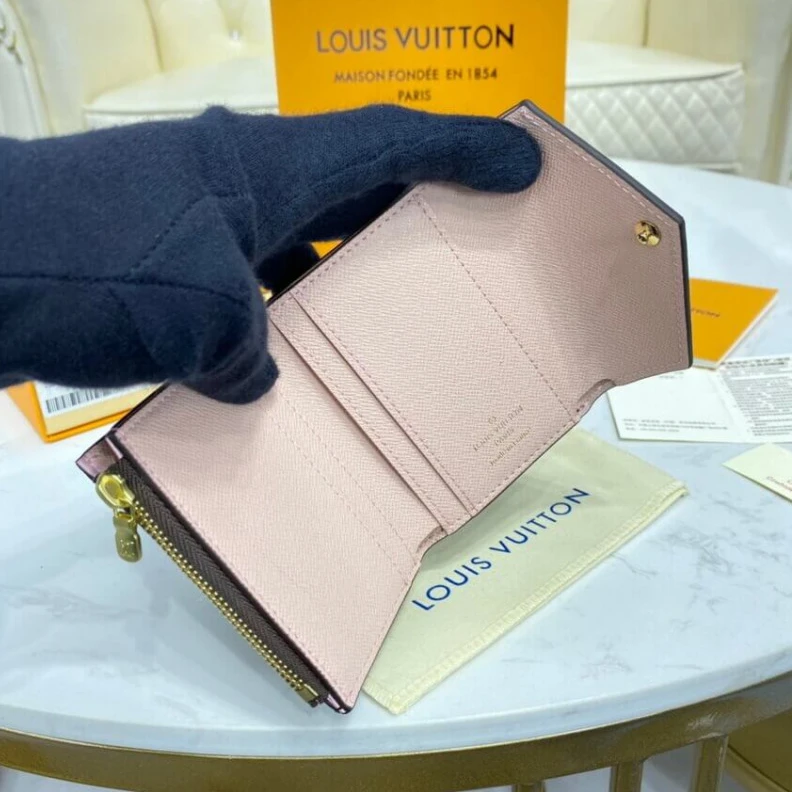 Mythick.ru Pressstud Louis Vuitton Monogram Zoe Wallet Pink