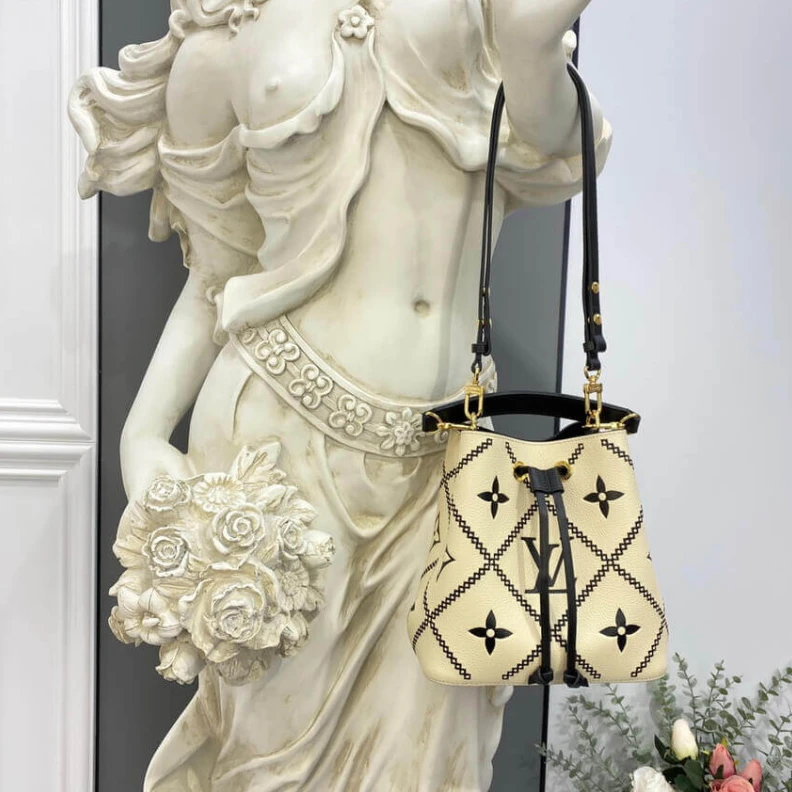 Mythick Goldcolor Louis Vuitton NeoNoe MM Cream