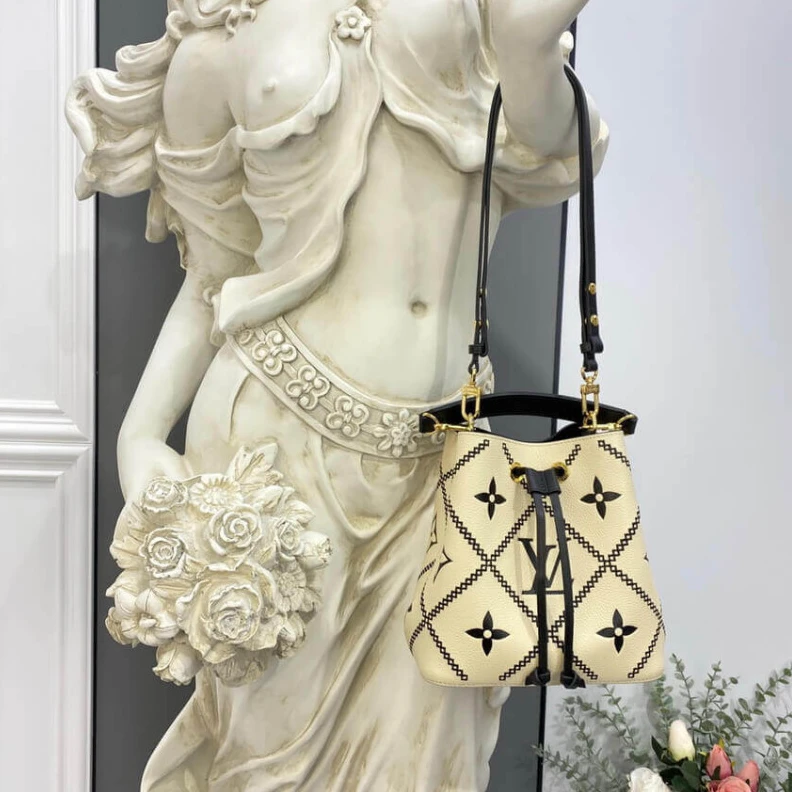 Mythick Goldcolor Louis Vuitton NeoNoe MM Cream