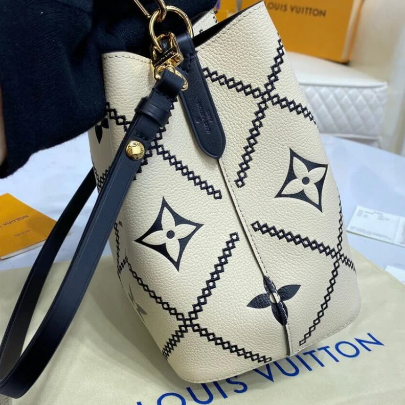 Mythick Goldcolor Louis Vuitton NeoNoe MM Cream