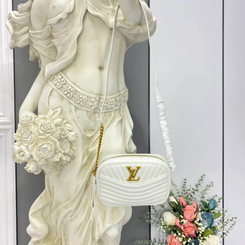 Mythick ru Smooth ca Louis Vuitton New Wave Camera Bag White
