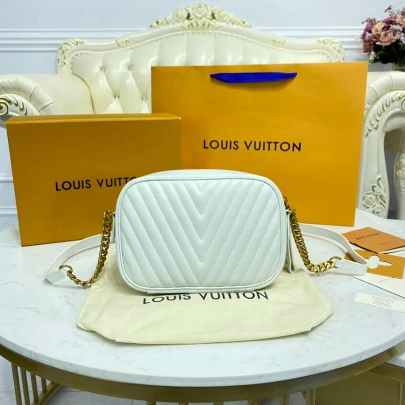 Mythick ru Smooth ca Louis Vuitton New Wave Camera Bag White