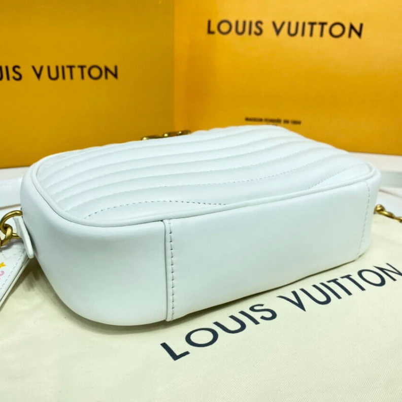 Mythick ru Smooth ca Louis Vuitton New Wave Camera Bag White