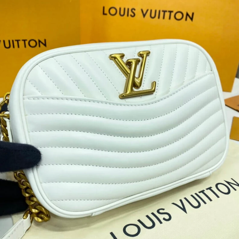 Mythick ru Smooth ca Louis Vuitton New Wave Camera Bag White