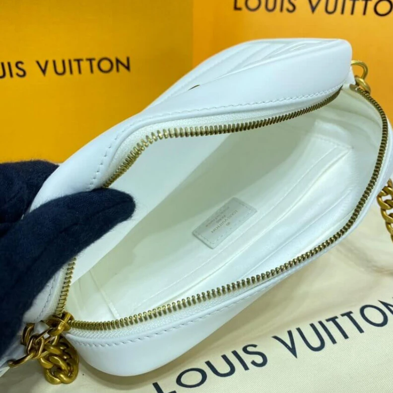 Mythick ru Smooth ca Louis Vuitton New Wave Camera Bag White