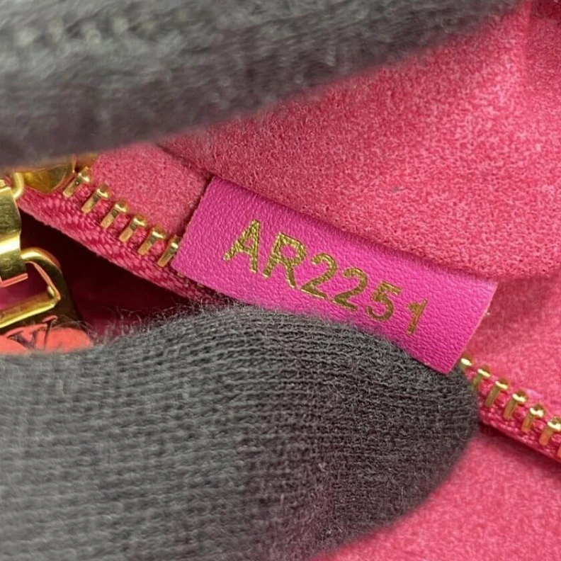 Lv belts replica Agathe Pi Louis Vuitton New Wave Chain Bag Agathe Pink