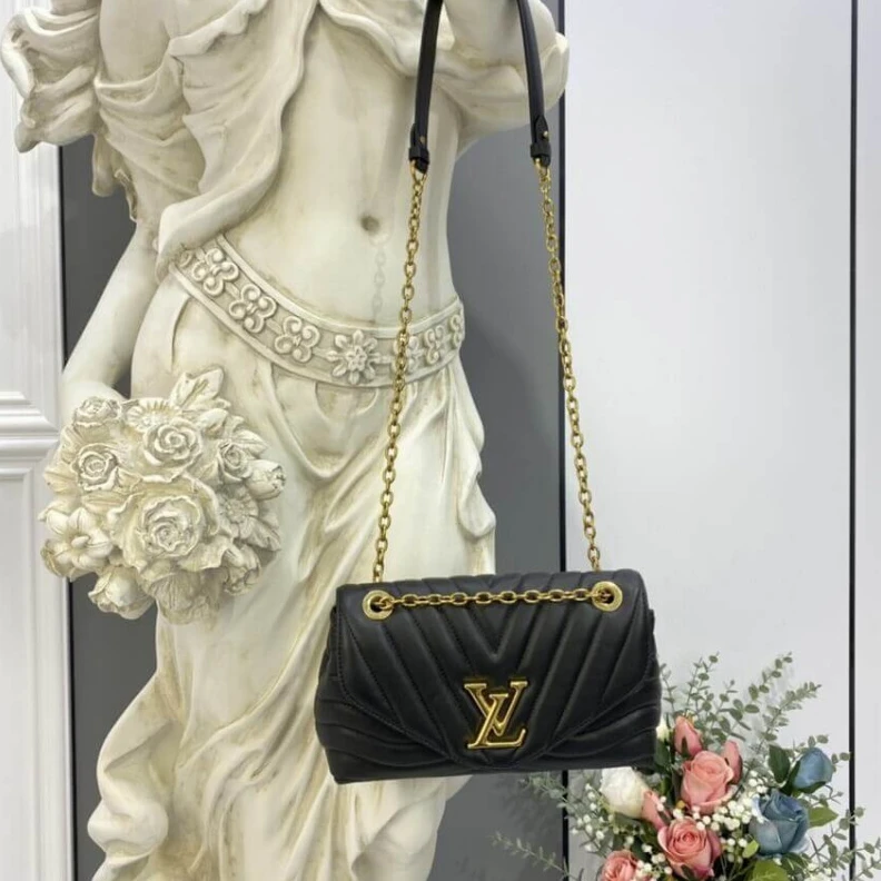 Replica bags lv The signat Louis Vuitton New Wave Chain Bag Black