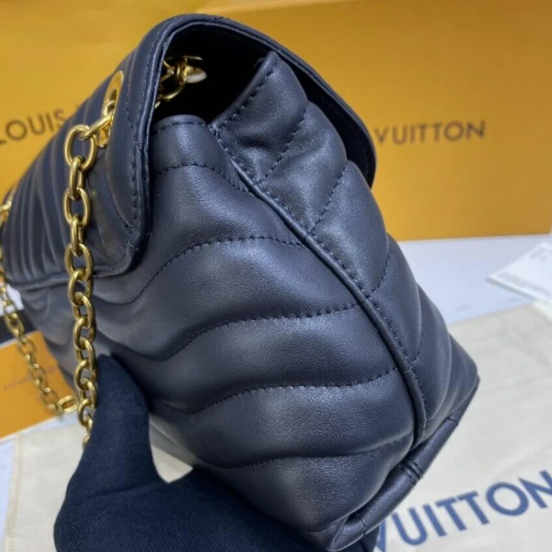 Replica bags lv The signat Louis Vuitton New Wave Chain Bag Black