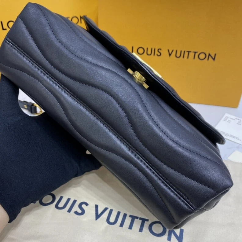 Replica bags lv The signat Louis Vuitton New Wave Chain Bag Black