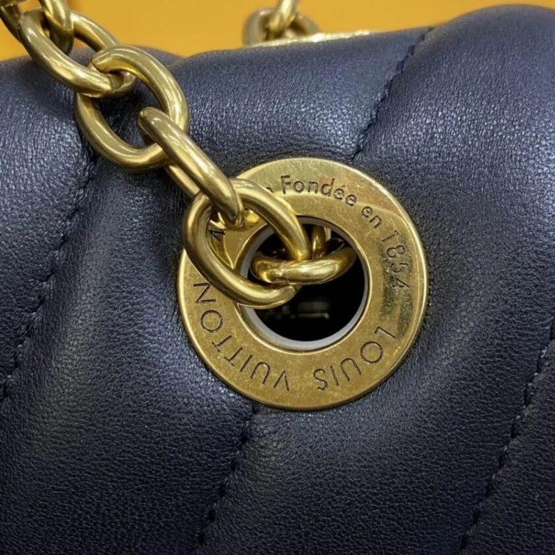 Replica bags lv The signat Louis Vuitton New Wave Chain Bag Black