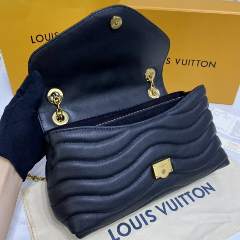 Replica bags lv The signat Louis Vuitton New Wave Chain Bag Black