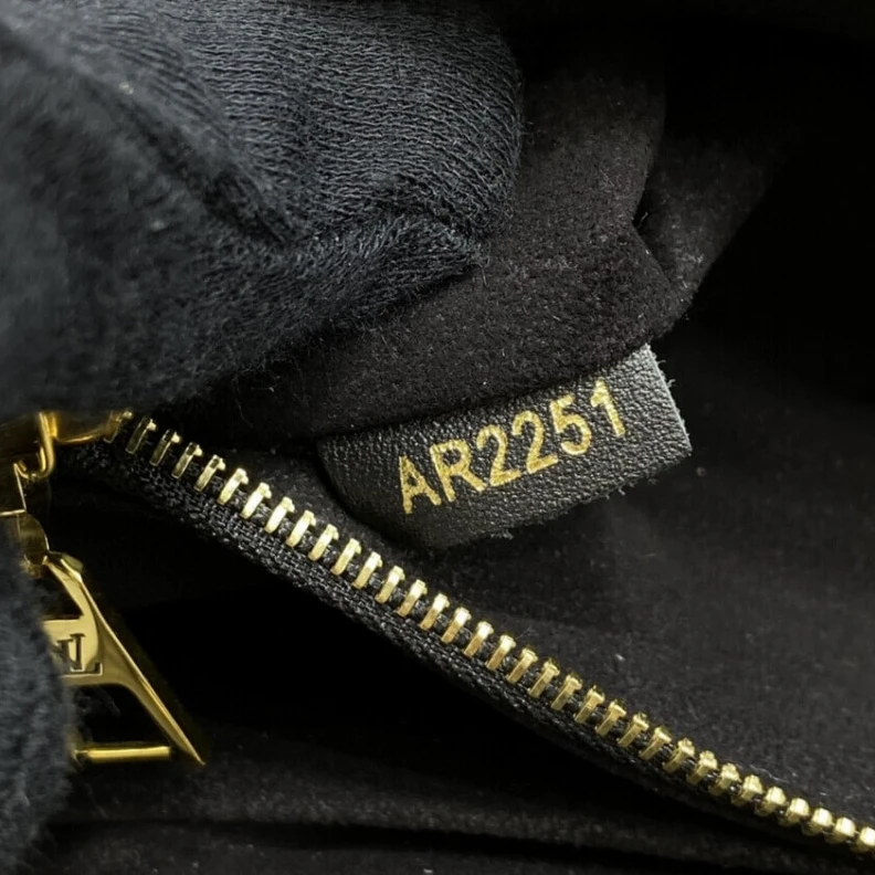 Replica bags lv The signat Louis Vuitton New Wave Chain Bag Black