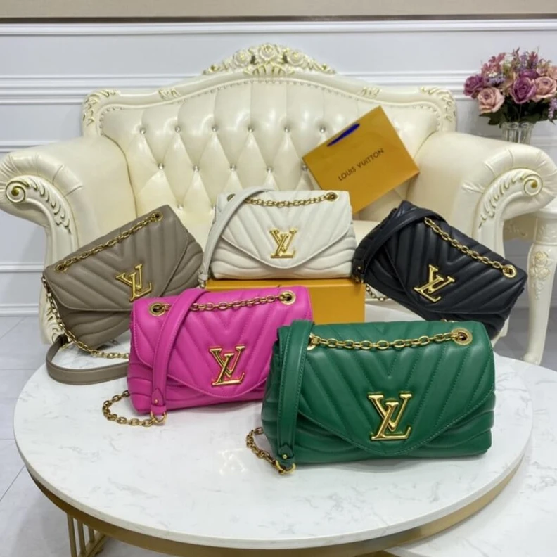 Replica bags lv The signat Louis Vuitton New Wave Chain Bag Black