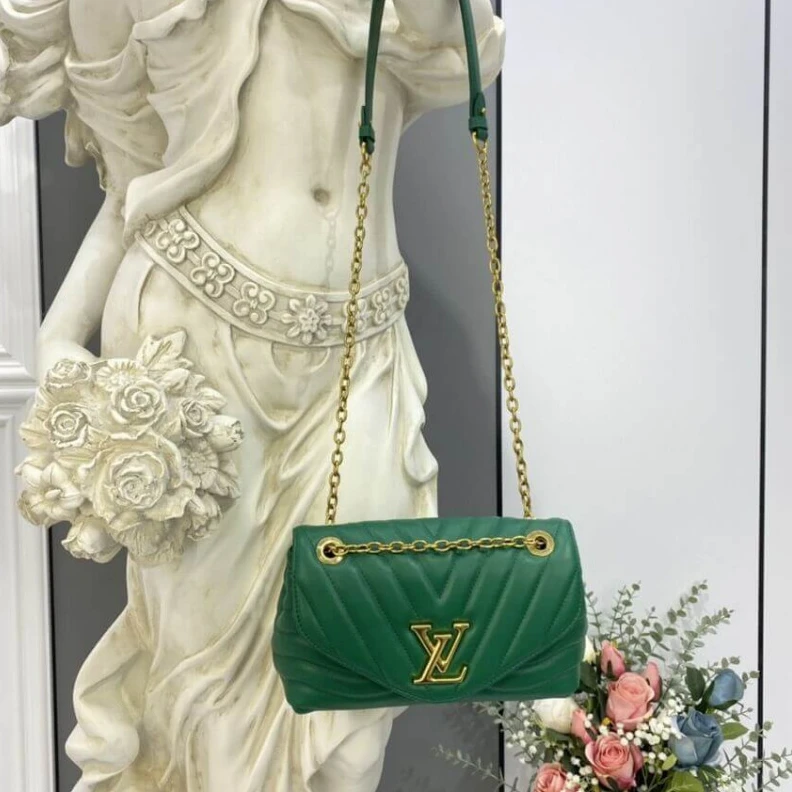 Replica bags lv The signat Louis Vuitton New Wave Chain Bag Emerald Green
