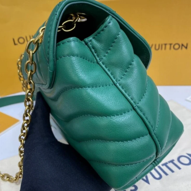 Replica bags lv The signat Louis Vuitton New Wave Chain Bag Emerald Green