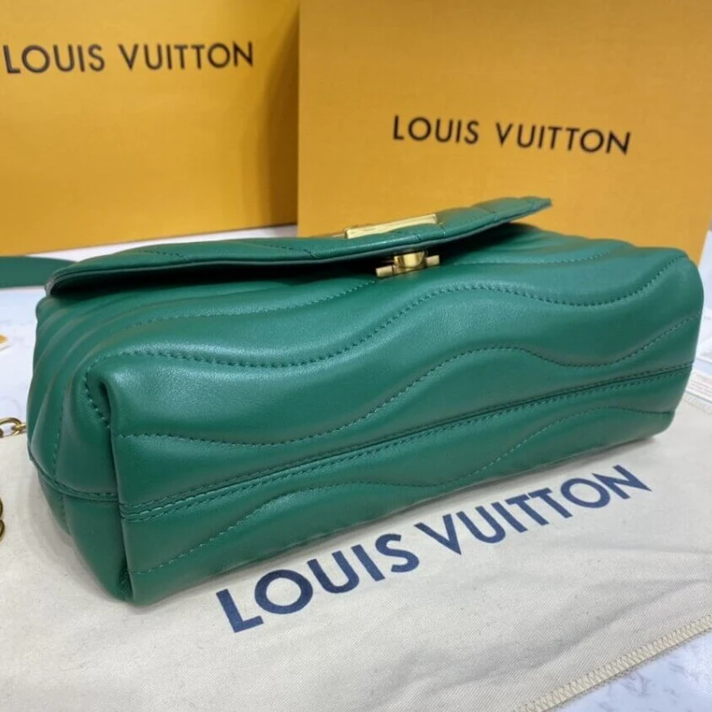 Replica bags lv The signat Louis Vuitton New Wave Chain Bag Emerald Green