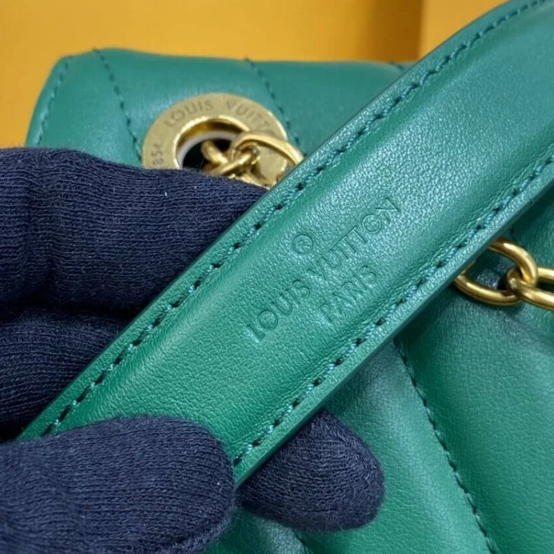 Replica bags lv The signat Louis Vuitton New Wave Chain Bag Emerald Green