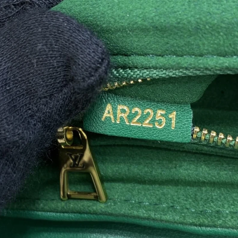 Replica bags lv The signat Louis Vuitton New Wave Chain Bag Emerald Green