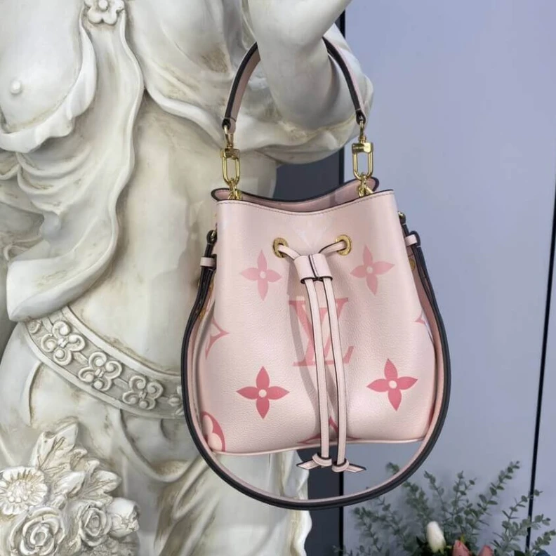 Drawstrin Louis Vuitton Néonoé BB Bouton de Rose Pink
