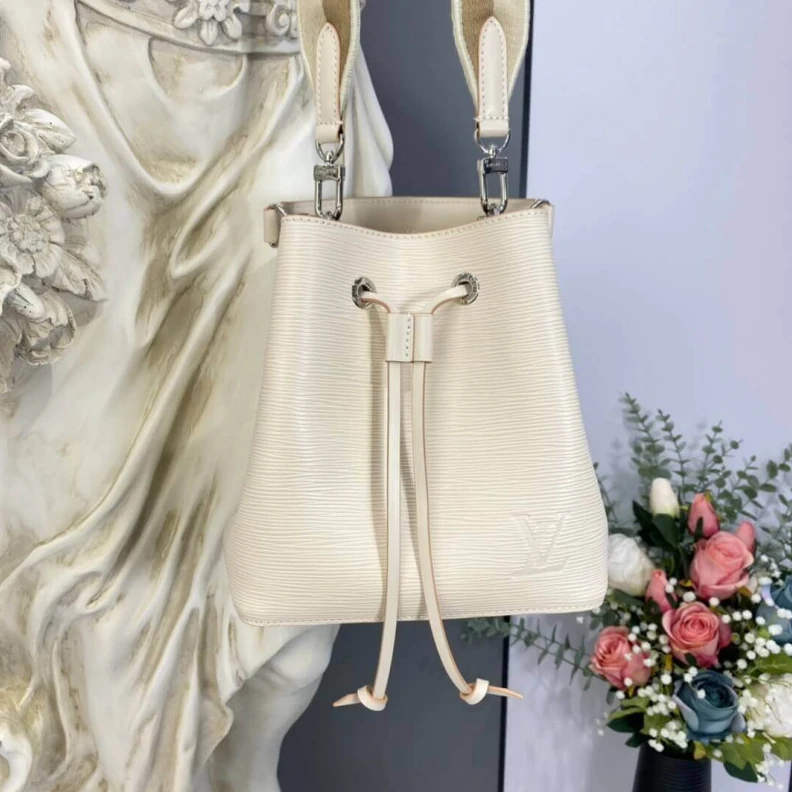 Mythick Strap: Re Louis Vuitton Néonoé BB Quartz White
