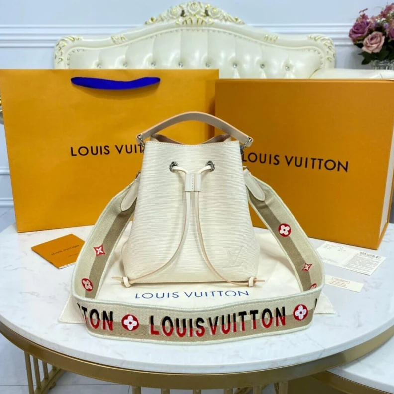 Mythick Strap: Re Louis Vuitton Néonoé BB Quartz White