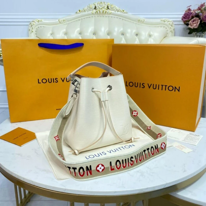 Mythick Strap: Re Louis Vuitton Néonoé BB Quartz White