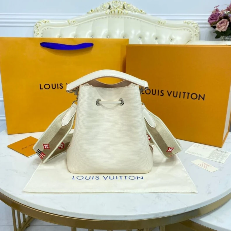 Mythick Strap: Re Louis Vuitton Néonoé BB Quartz White