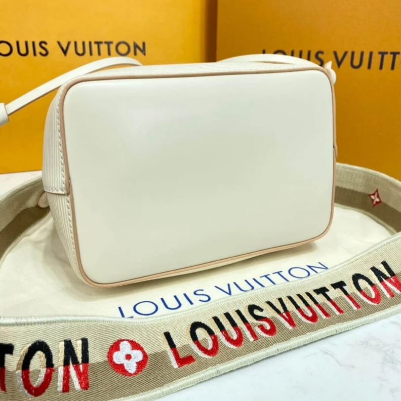 Mythick Strap: Re Louis Vuitton Néonoé BB Quartz White