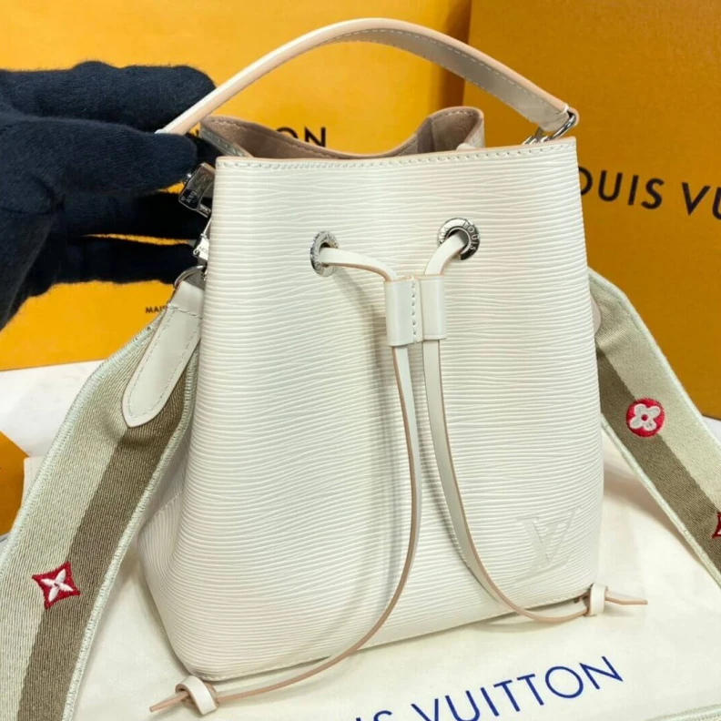 Mythick Strap: Re Louis Vuitton Néonoé BB Quartz White