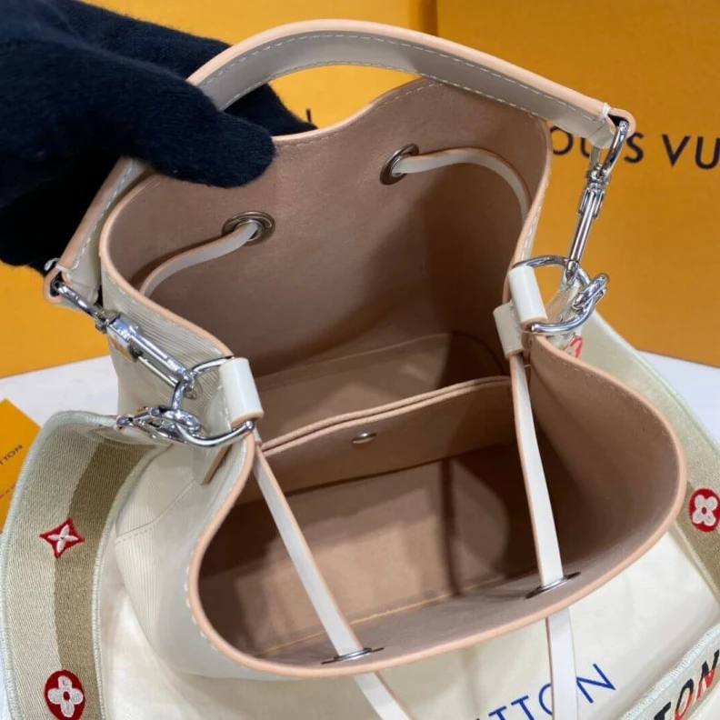 Mythick Strap: Re Louis Vuitton Néonoé BB Quartz White