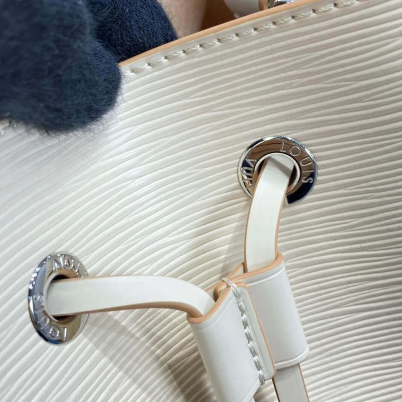 Mythick Strap: Re Louis Vuitton Néonoé BB Quartz White
