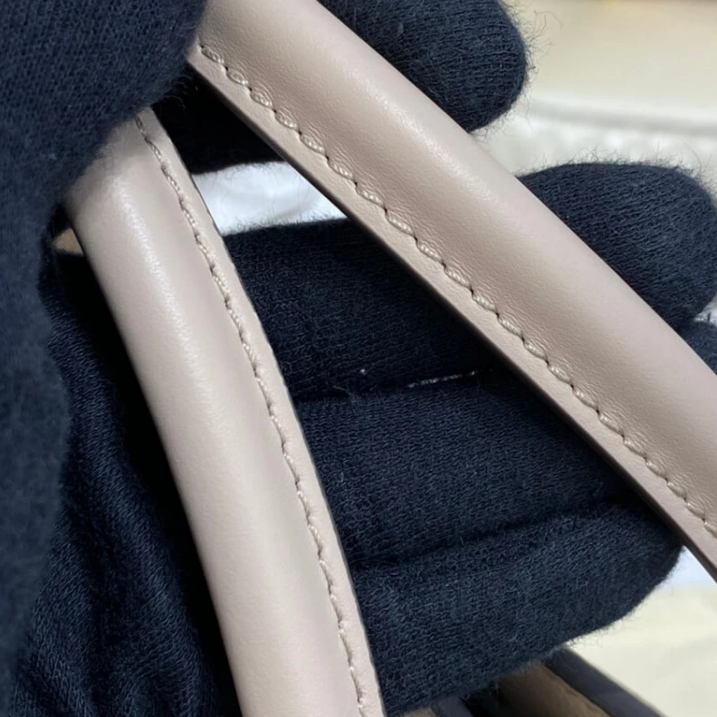 Replica bags lv Closure s Louis Vuitton On My Side MM Greige