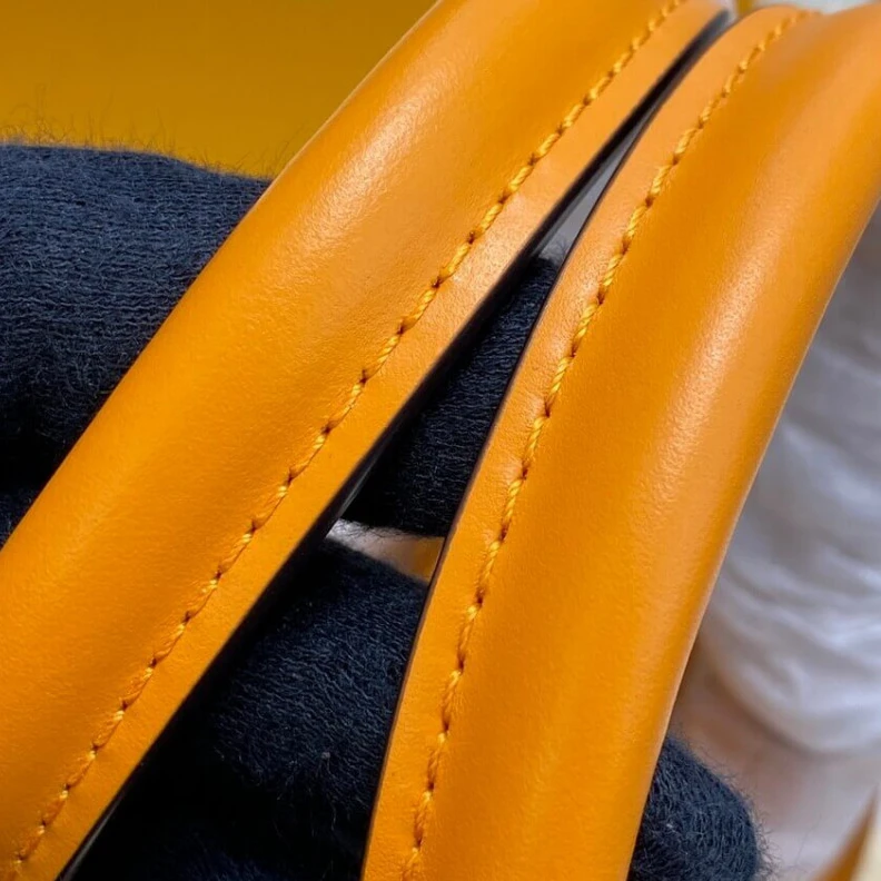 Mythick.ru Flat pock Louis Vuitton On My Side PM  Orange