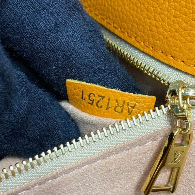Mythick.ru Flat pock Louis Vuitton On My Side PM  Orange