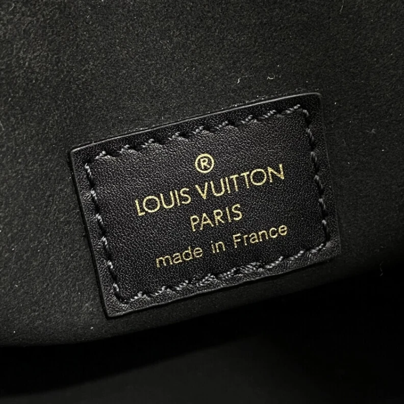 Mythick Cowhidele Louis Vuitton On My Side PM Black