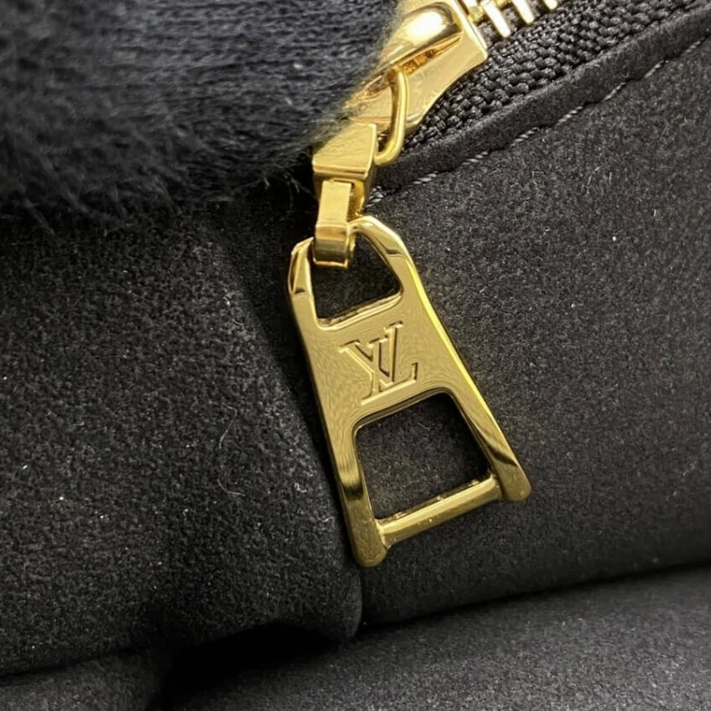 Mythick Cowhidele Louis Vuitton On My Side PM Black