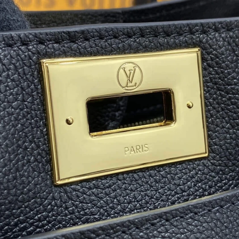 Mythick Cowhidele Louis Vuitton On My Side PM Black